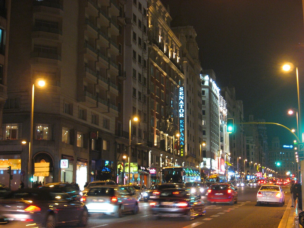 La Gran Via de Madrid de noche, ciudad en la que Legality Abogados presta guardia penal de 24 horas